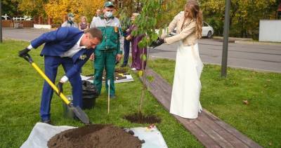 Десять пар высадили фамильные деревья в Саду молодоженов на ВДНХ