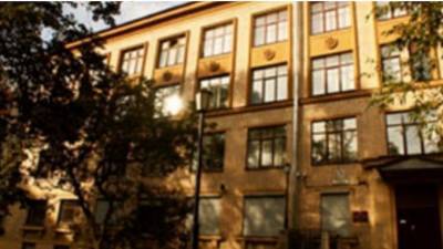 Ученики заступились за директора и учителя петербургской школы, в которой из окна выпал восьмиклассник
