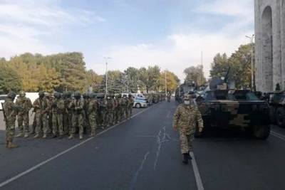 Спецназ задержал экс-президента Киргизии. В Бишкек вошли военные, танки и БТР