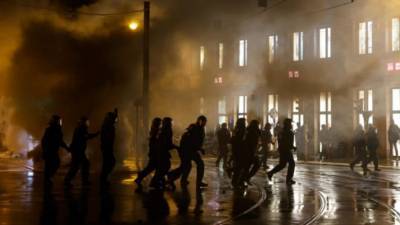 Ночь протестов в Берлине: демонстранты разбивали витрины, поджигали автомобили и нападали на полицейских