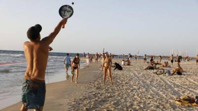 Карантин "для галочки": сотни израильтян заполнили тель-авивские пляжи - фоторепортаж