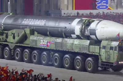 В КНДР во время военного парада показали новую баллистическую ракету
