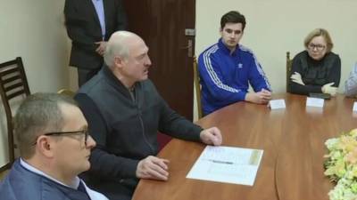 Президент Белоруссии поговорил с задержанными оппонентами о Конституции