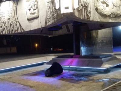 Полиция Ростова ищет подростков, катавших по земле колокол с памятника «Воинам-освободителям»