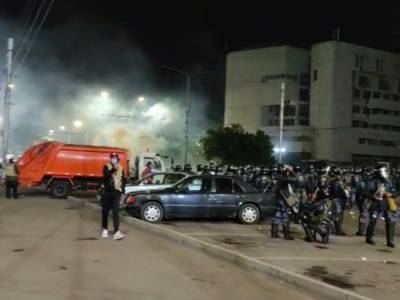 В Бишкеке ввели комендантский час: митинги запретили