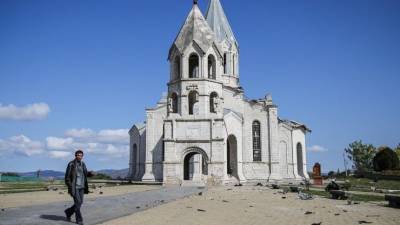 «Внутри пряталась женщина с тремя детьми»: Настоятель храма об обстреле в Нагорном Карабахе