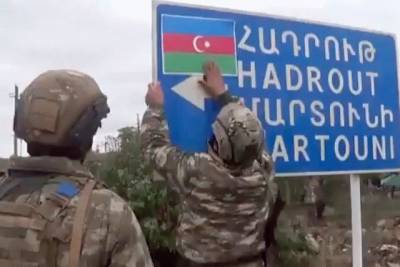 Азербайджанские военные показали скованных цепью армянских солдат
