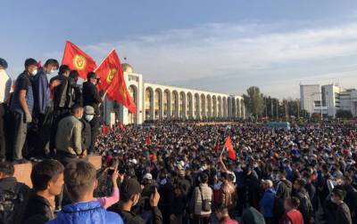 Генпрокуратура Киргизии призвала покинувших тюрьмы политиков вернуться обратно