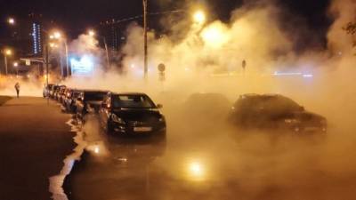 «Колеса в кипятке»: Горячая вода хлынула на дорогу после прорыва трубы в Петербурге