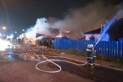 В Нижнем Новгороде загорелись два жилых дома и автосервис