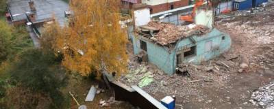 Стена сносимого здания рухнула на детскую площадку в Новосибирске