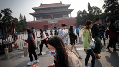 Жители объяснили отсутствие второй волны коронавируса в Китае