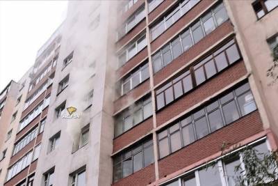 Автомобили во дворе не давали оперативно потушить пожар в новосибирской многоэтажке
