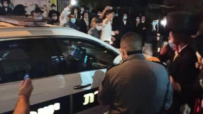 Видео: ортодоксы массово нарушают карантин, полиция смотрит и ничего не делает