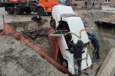 В Новосибирске седан «нырнул» на бетонные блоки в разрытой теплотрассе