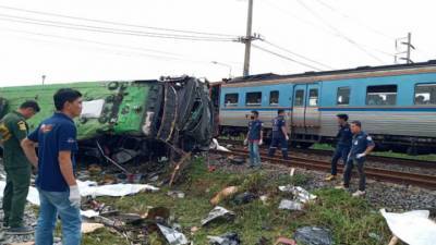 Столкновение товарного поезда и автобуса в Таиланде: 20 человек погибли, более 30 пострадали