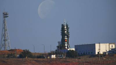 Ракету «Союз-2.1а» с пилотируемым кораблем установили на стартовый стол Байконура
