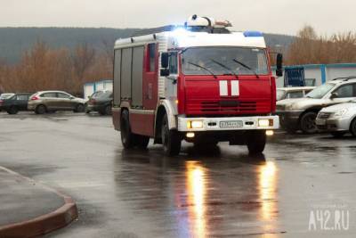 Более 20 человек тушили пожар в частном доме в Кемерове