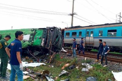 20 человек погибли при столкновении автобуса с поездом в Таиланде