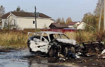 В Тверской области легковой автомобиль врезался в КамАЗ и загорелся