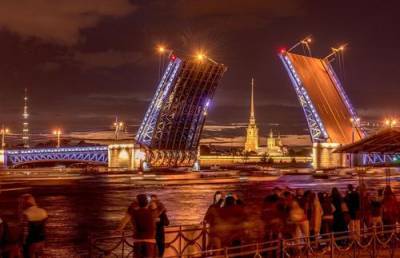 Опубликовано видео, как мотоциклист упал с разведенного моста в Санкт-Петербурге
