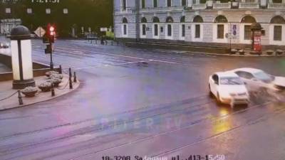 В центре Петербурга иномарка "пролетела" на красный свет и врезалась в такси