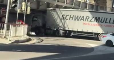 Не рассчитал: грузовик застрял под мостом в Сочи