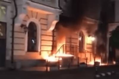 В Киеве на Воздвиженке хулиганы устроили крупный пожар в жилом доме (видео)