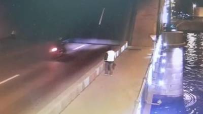 Гибель мотоциклиста, упавшего с разведенного моста в Петербурге, попала на видео