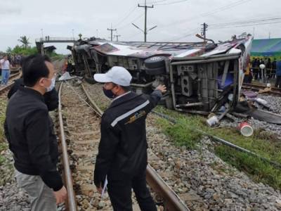 Более 20 человек погибли при столкновении автобуса с поездом в Таиланде