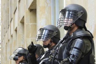 Десятки человек напали на полицейский участок под Парижем