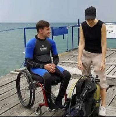 В Анапе дайвер-колясочник Никита Ванков помог спасти тонущего в море молодого человека - argumenti.ru - Анапа