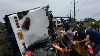 В Таиланде поезд столкнулся с автобусом, 20 человек погибли, больше 30 пострадали