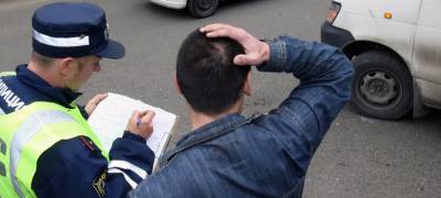 Пьяный мотоциклист без прав устроил аварию на дороге в Карелии