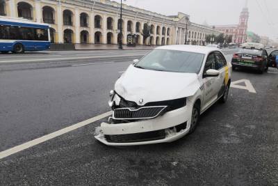 В ДТП с такси на Невском проспекте пострадала пассажирка