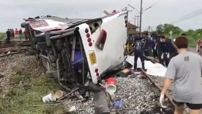 Столкновение автобуса с паломниками и поезда, унесшее 20 жизней, попало на видео