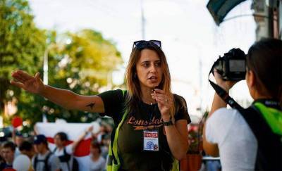 Редактор видеоотдела «Сильных новостей» Надежда Пужинская неожиданно вышла на свободу после шести суток ареста, не досидев еще восемь