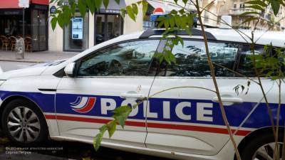 Десятки людей с пиротехникой напали на полицейский участок под Парижем