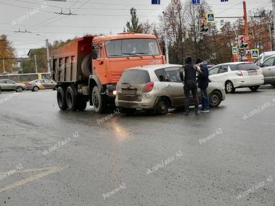 «КамАЗ» столкнулся с легковушкой на перекрёстке в Кемерове