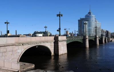 Падение мотоциклиста с моста в Петербурге попало на видео