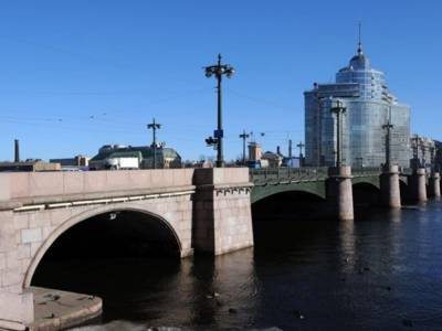 В Санкт-Петербурге байкер рухнул с моста