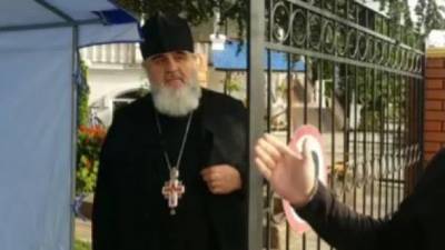 Духовный лидер сепаратистов Закарпатья раздает агитацию за ОПЗЖ в храме Московского патриархата