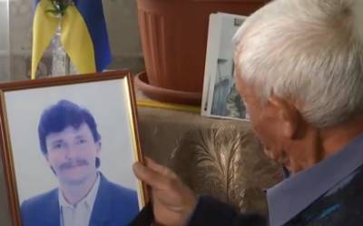 "Нет ни чести, ни совести": мошенники украли сотни тысяч у родителей, потерявших сына в сражении на Донбассе
