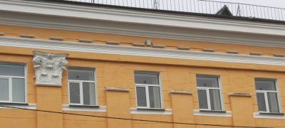 После ремонта фасадов с дома в центре Петрозаводска пропали капители