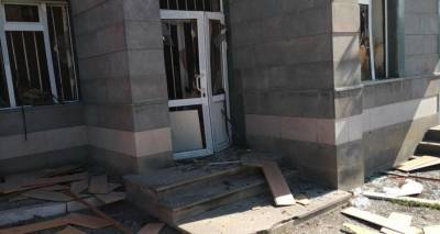 Как мужчины в Степанакерте заделывают окна и двери пострадавших зданий - видео