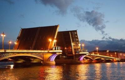 Мотоциклист попытался перепрыгнуть разведенный мост в Петербурге и погиб