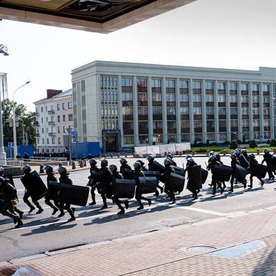 В центр Минска перед акцией протеста оппозиции стянуты спецтехника и силовики