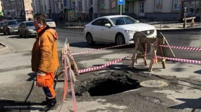 Машина директора тепловых сетей ушла под землю в Новоалтайске