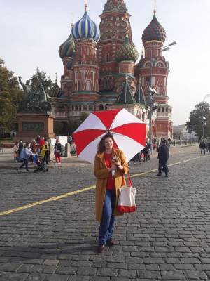 В Москве девушку задержали на Красной площади за красно-белый зонт