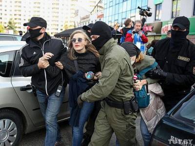 В Минске омоновцы и неизвестные в масках избивают и задерживают мирных демонстрантов (видео)